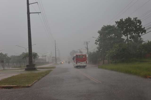 Ap&oacute;s transtornos da manh&atilde;, chuva volta forte e deixa popula&ccedil;&atilde;o em alerta