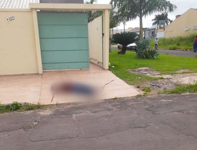 Homem &eacute; executado a tiros enquanto varria cal&ccedil;ada na fronteira