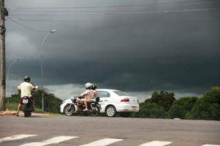 Tempo fechado anuncia chegada da chuva no Bairro Guanandi. (Foto: Marcos Maluf)