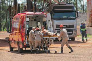 Momento em que a vítima era socorrida pelo Corpo de Bombeiros (Foto: Marcos Maluf) 