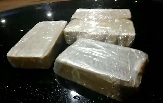Pasta base de coca&iacute;na avaliada em R$ 750 mil estava em compartimento de airbag