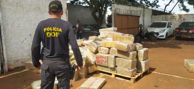 Homem &eacute; preso transportando mais de tr&ecirc;s toneladas de maconha 