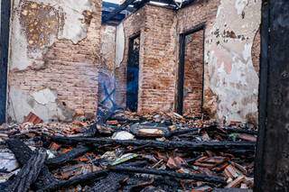 Moradores ficam s&oacute; com roupa do varal ap&oacute;s casa ser destru&iacute;da pelo fogo