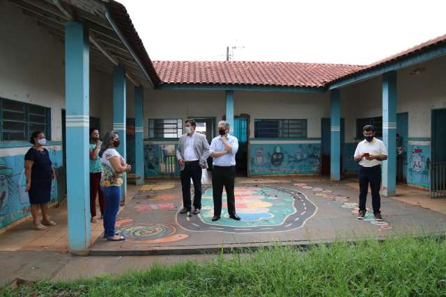 Equipe t&eacute;cnica visita obras com ind&iacute;cios de irregularidades em escolas 