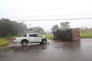 Caminhão tombou após ser atingido na lateral por caminhonete (Foto: Paulo Francis)