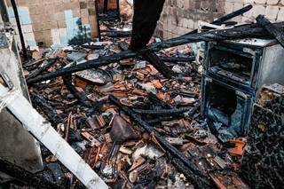 Moradores ficam s&oacute; com roupa do varal ap&oacute;s casa ser destru&iacute;da pelo fogo