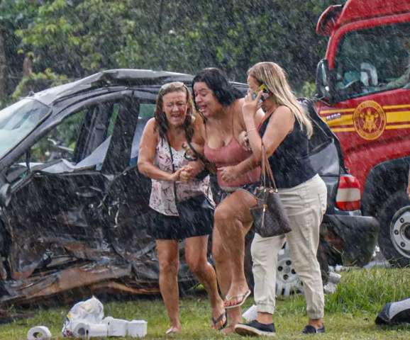 Desesperada, fam&iacute;lia acompanha resgate de corpos sob chuva forte na Guaicurus