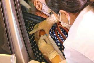Idosa recebe a vacina contra covid-19, no Drive-thru, instalado no Parque Airton Senna (Foto: Paulo Francis)