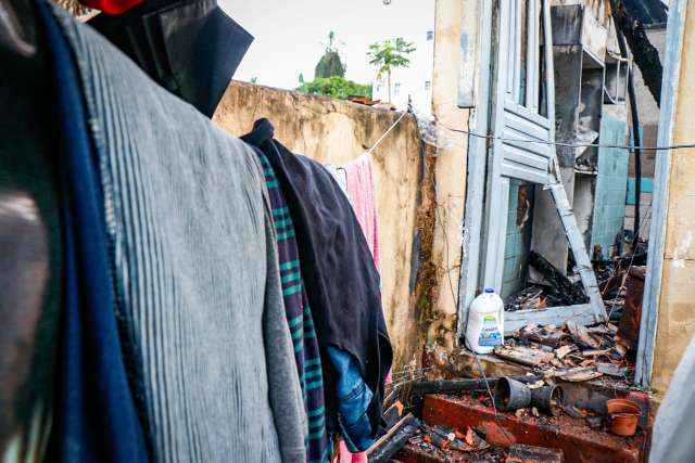 Moradores ficam s&oacute; com roupa do varal ap&oacute;s casa ser destru&iacute;da pelo fogo