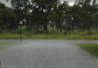 Chuva na região do bairro Tiradentes, região leste de Campo Grande (Foto: Kisie Ainoã)