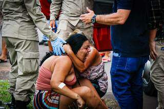 Filha é abraçada por esposa de outra vítima do acidente na Guaicurus. (Foto: Henrique Kawaminami)