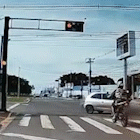 Motociclista é flagrado empinando moto e furando sinal na Calógeras