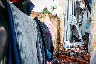 Moradores ficam s&oacute; com roupa do varal ap&oacute;s casa ser destru&iacute;da pelo fogo