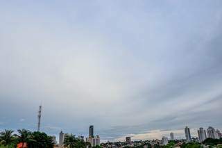 Campo Grande amanheceu com céu nublado nesta quinta-feira. (Foto: Henrique Kawaminami)