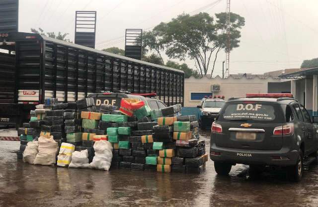 Caminh&atilde;o boiadeiro parado na fronteira levava quase 5 toneladas de maconha
