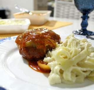 Polpetone com recheio de queijo e Talharim (Foto: Divulgação)