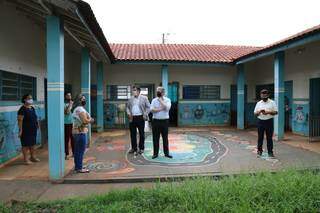 Equipe que participou da vistória às escolas nesta quinta-feira (04). (Foto: Divulgação)