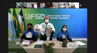 Cola&ccedil;&atilde;o de grau pela internet forma mais 50 universit&aacute;rios em Dourados