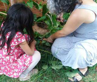 Ao lado da neta, Adriana já vem ensinando os conceitos da permacultura para a menina desde que era pequena (Foto: Arquivo Pessoal)