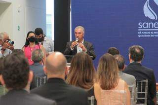 Governador Reinaldo Azambuja (PSDB) durante discurso na Sanesul. (Foto: Marcos Maluf)