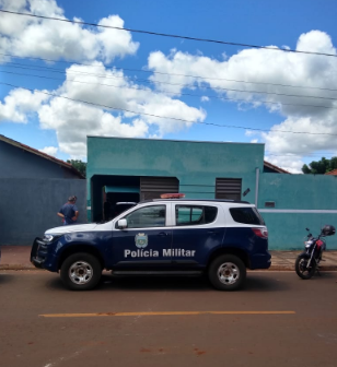 Ex-marido pula muro de casa e mata mulher a golpes de faca no pesco&ccedil;o 