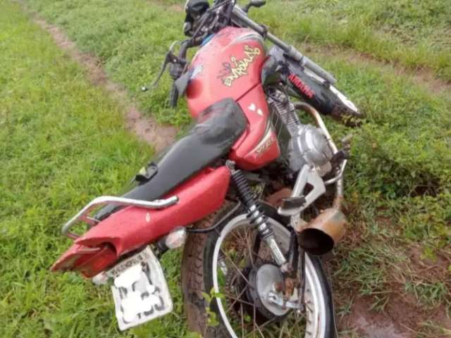 Adolescente morre ao colidir moto em cerca de arame em estrada vicinal