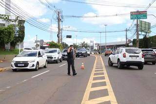 Saindo de concessionária, motorista tenta conversão errada e provoca acidente Saindo de concessionária, motorista tenta conversão errada e provoca acidente