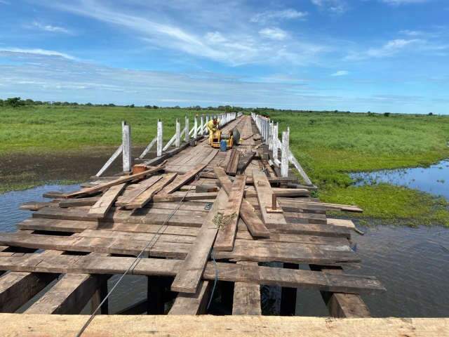 Liberado tr&aacute;fego de ve&iacute;culos pequenos em ponte de madeira reconstru&iacute;da