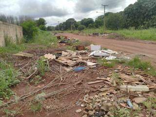 O lixo é descartado atrás do Residencial Villlage Parati, na Rua Penava. (Foto: Elsio Santos do Amaral)