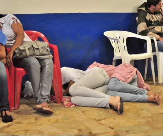 Justi&ccedil;a alerta alunos sobre indeniza&ccedil;&atilde;o por virar noite em fila do Fies 