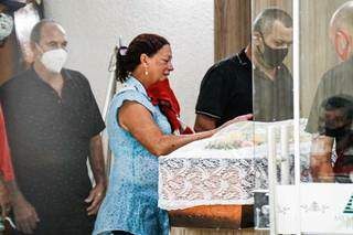Iraci Lourenço, esposa de Jair, ao lado do caixão. (Foto: Henrique Kawaminami)