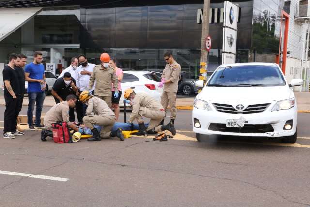 Saindo de concession&aacute;ria, motorista tenta convers&atilde;o errada e provoca acidente 