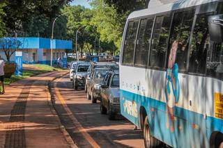 Fila de carros no acesso à UFMS. (Foto: Marcos Maluf)
