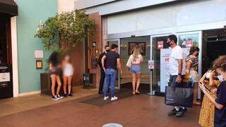 No 1º dia de proibição, lojistas reprovam veto à entrada de menores em Shopping No 1º dia de proibição, lojistas reprovam veto à entrada de menores em Shopping