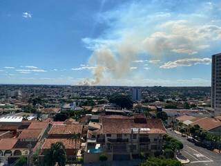 Bairro &quot;desaparece&quot; encoberto por fuma&ccedil;a ap&oacute;s inc&ecirc;ndio em &aacute;rea do aeroporto