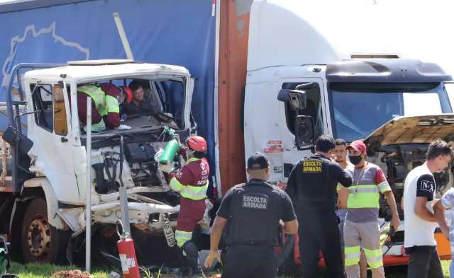Caminhoneiro fica preso &agrave;s ferragens em acidente com carga explosiva