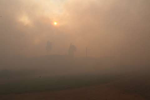 Bairro &quot;desaparece&quot; encoberto por fuma&ccedil;a ap&oacute;s inc&ecirc;ndio em &aacute;rea do aeroporto