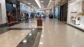 No 1&ordm; dia de proibi&ccedil;&atilde;o, lojistas reprovam veto &agrave; entrada de menores em Shopping