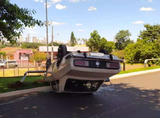 Idoso que capotou Corcel na Avenida Noroeste estava b&ecirc;bado