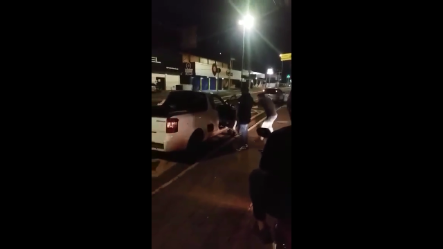 Policial atira contra ve&iacute;culo ap&oacute;s briga em tabacaria e prende falso &quot;colega&quot; 