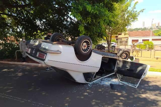 Idoso perde controle e capota carro ap&oacute;s bater em &aacute;rvore