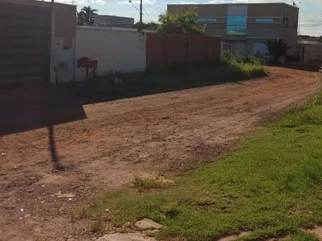 Em bairro &quot;bem localizado&quot;, moradores n&atilde;o desistem de lutar por asfalto