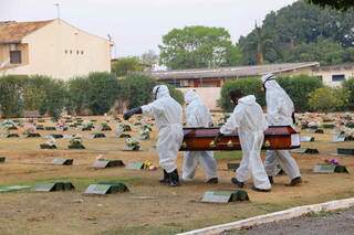 Em Campo Grande, vítima do novo coronavírus é sepultado em cemitério (Foto: Kisie Ainoã)