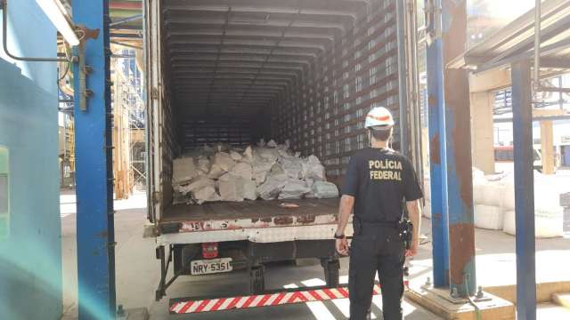 Carga com mais de 7 toneladas de drogas &eacute; incinerada pela Pol&iacute;cia Federal