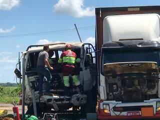 Equipe da CCR MS Via retirando um dos condutores envolvidos em acidente (Foto: Marcos Rivany)