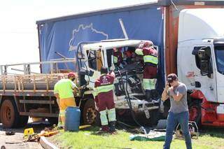 Socorristas tentando retirar condutor de caminhão das ferragens após acidente, nesta manhã (Foto: Kísie Ainoã)