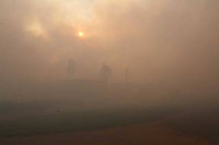 Bairro &quot;desaparece&quot; encoberto por fuma&ccedil;a ap&oacute;s inc&ecirc;ndio em &aacute;rea do aeroporto