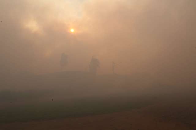 Bairro &quot;desaparece&quot; encoberto por fuma&ccedil;a ap&oacute;s inc&ecirc;ndio em &aacute;rea do aeroporto