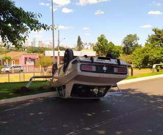 Idoso que capotou Corcel na Avenida Noroeste estava bêbado Idoso que capotou Corcel na Avenida Noroeste estava bêbado