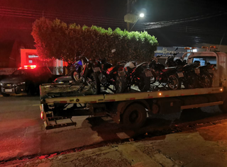 Motocicletas que foram apreendidas após polícia dispersar multidão que fazia algazarra (Foto: Direto das Ruas)